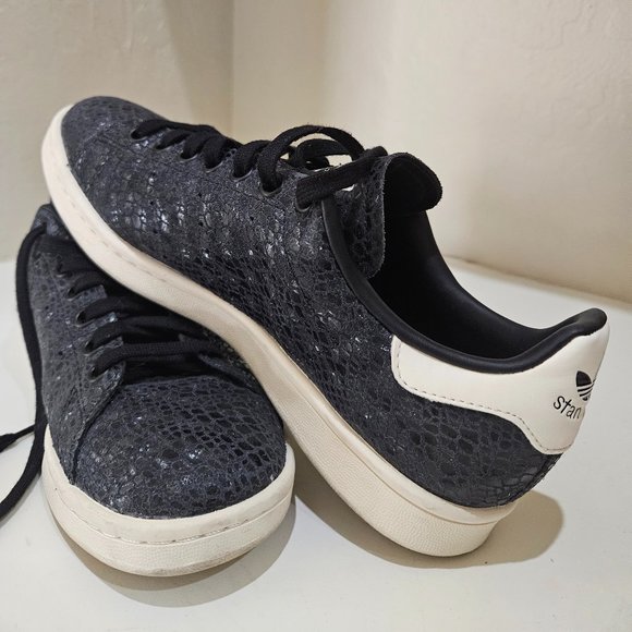 Sneakers - Picture 1 of 4